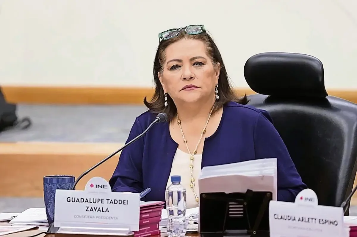 La presidenta del INE es objeto de críticas por presuntos conflictos de interés y falta de legitimidad.