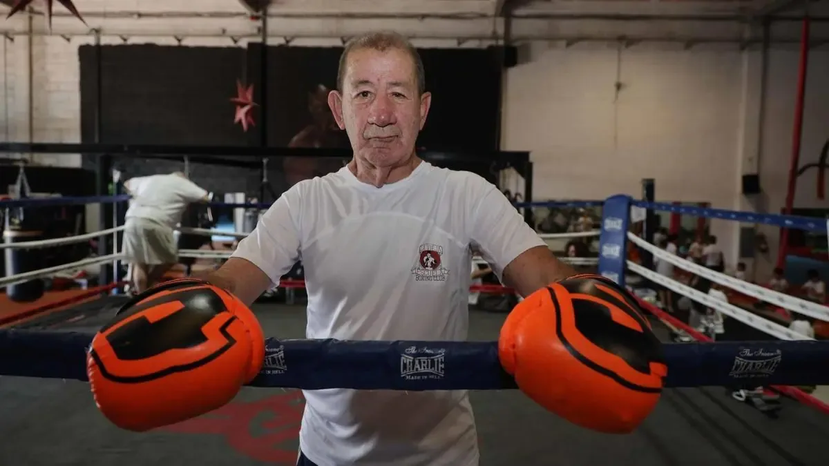A sus 75 años, Lelo sigue enseñando y transmitiendo su pasión por el boxeo en La Vieja Escuela de Vigo.
