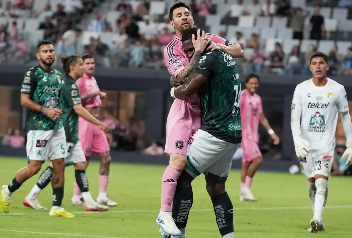 La victoria del León asegura su lugar en la fase de eliminación directa tras un emocionante partido.