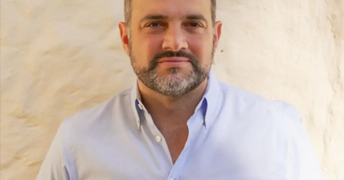 El periodista resalta la importancia de la ética y el compromiso social en su trabajo.