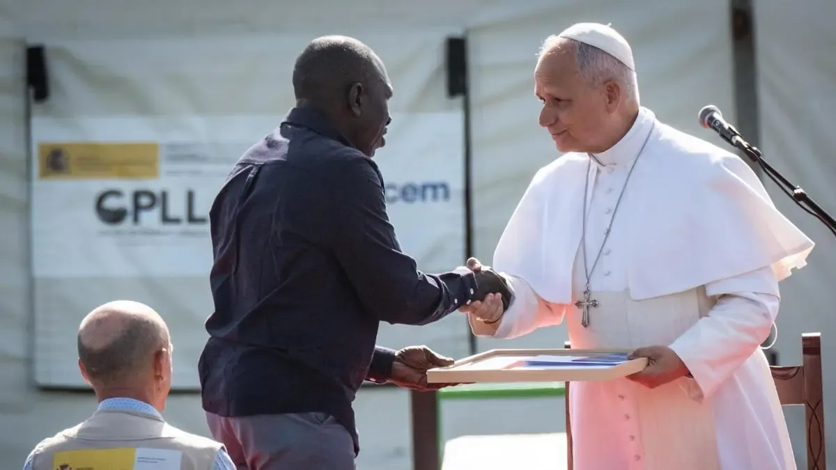 El Papa destaca la importancia de acoger y apoyar a los migrantes en su visita a Canarias.