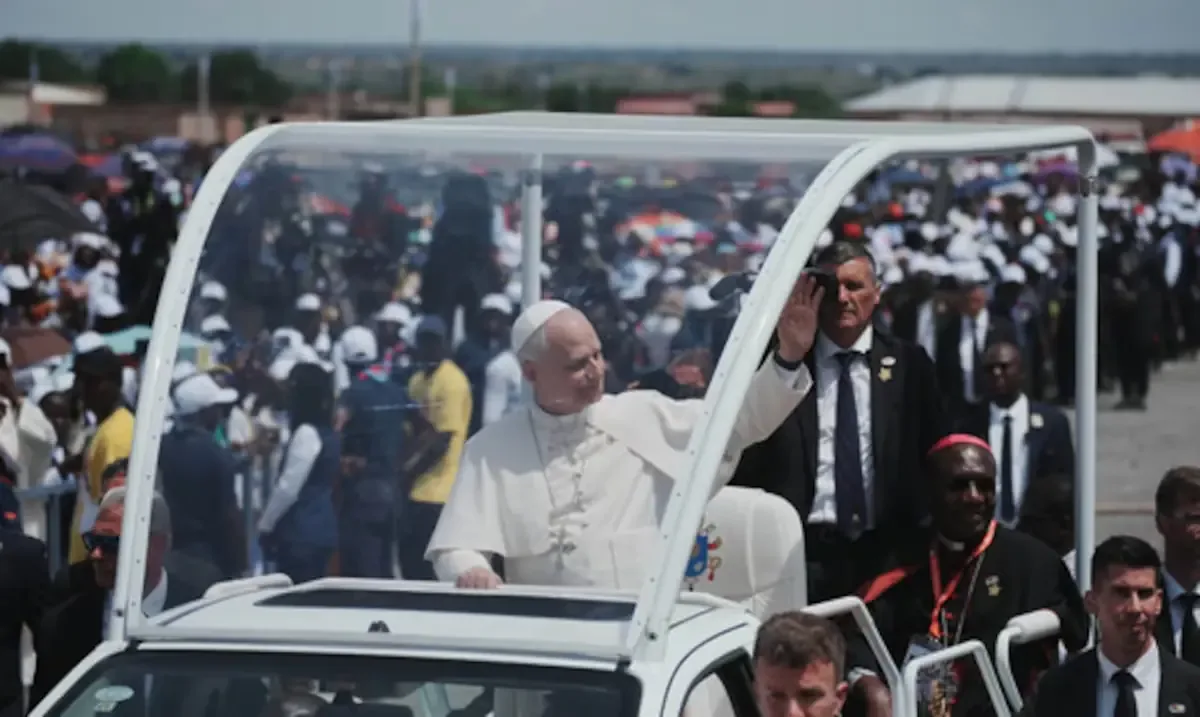 León XIV aborda la corrupción y la paz durante su viaje apostólico en África.