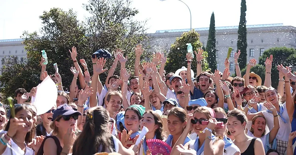 La histórica visita del Papa despierta fervor entre los jóvenes españoles.