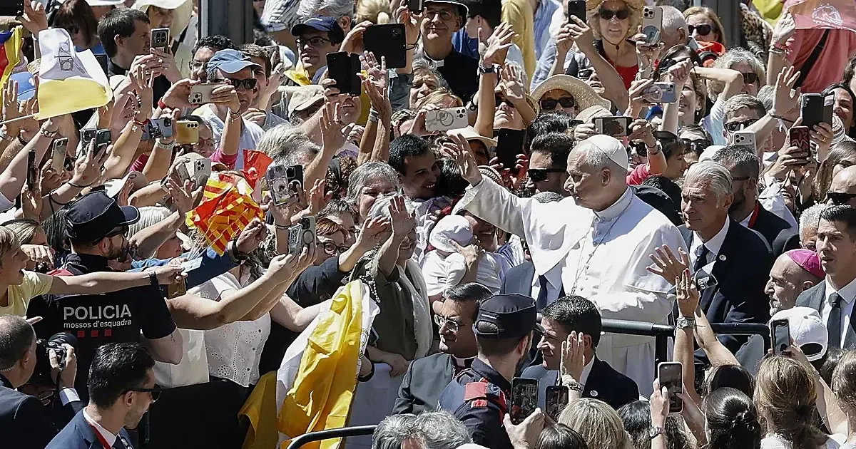 La llegada del Papa León XIV a Cataluña genera gran emoción entre los peregrinos.