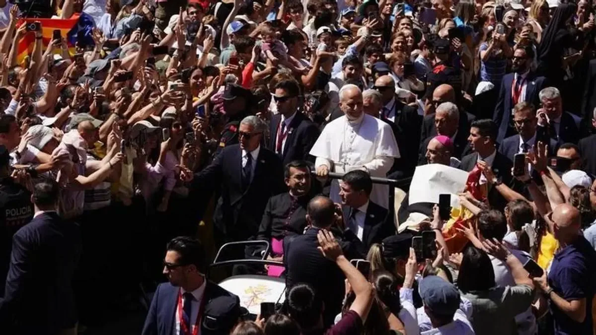 El Papa agradeció el espíritu de acogida en su visita a la emblemática abadía catalana.