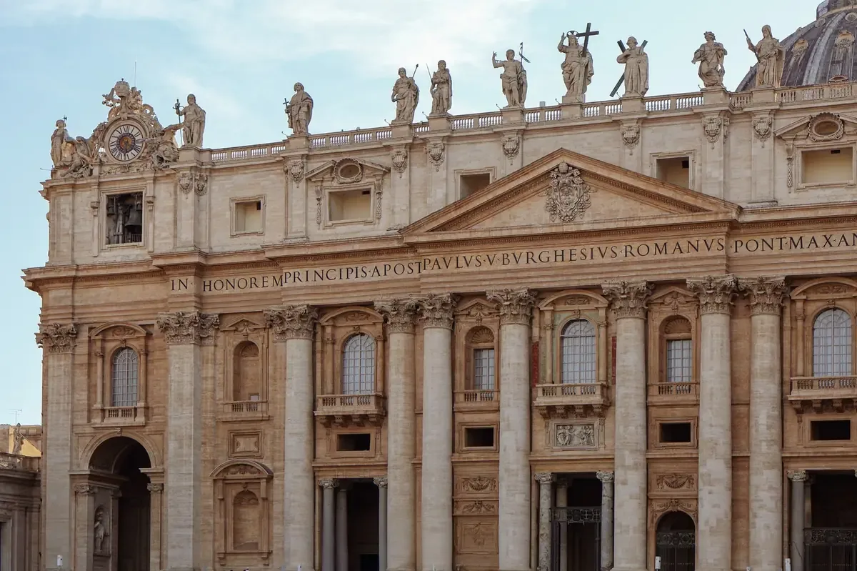 El Papa agradece al personal médico y se recupera con buena evolución.
