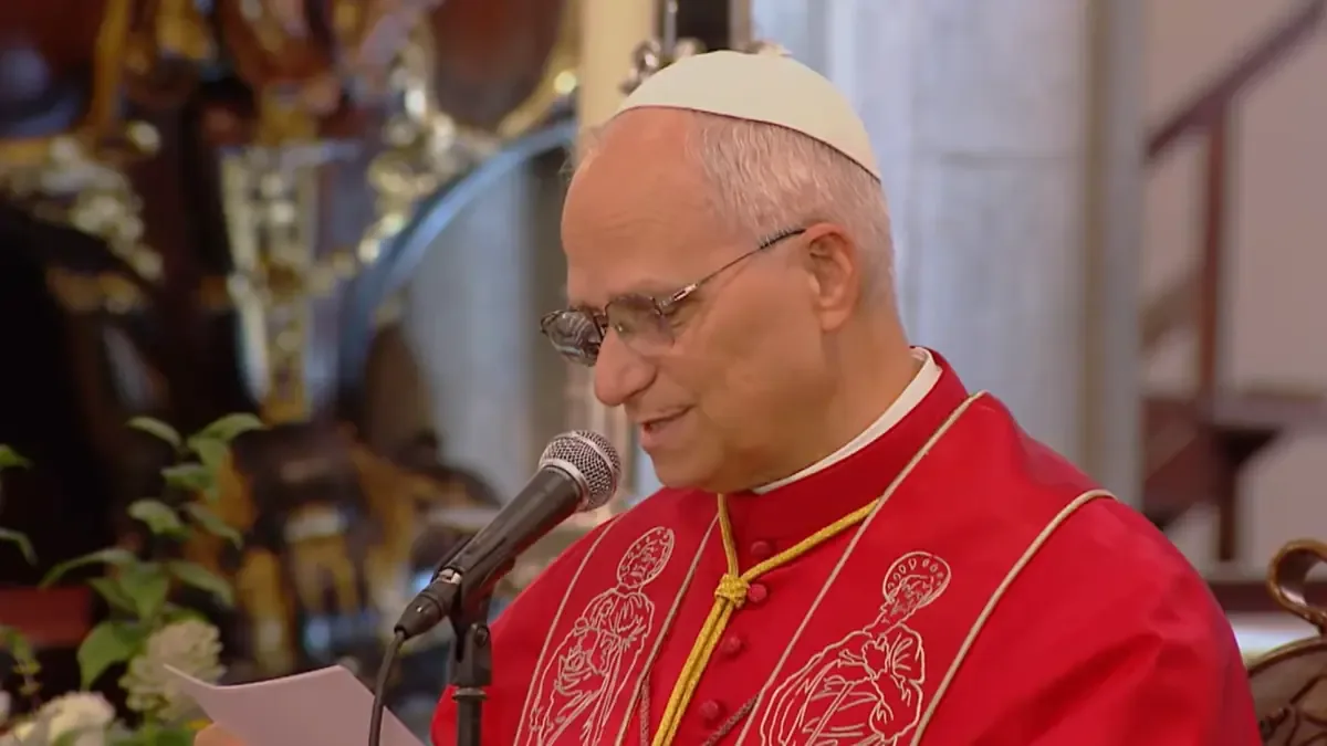 El Papa León XIV se reúne con migrantes y realiza una ofrenda floral en su visita a España.