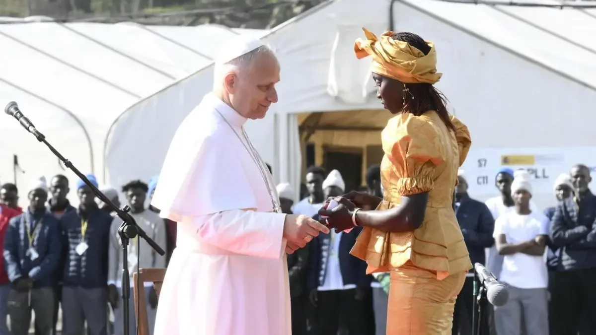 El Papa se reunió con migrantes en Canarias y abogó por su dignidad y derechos.