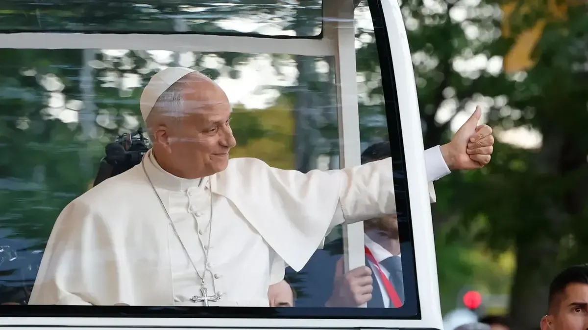 El Papa interactúa con jóvenes y migrantes durante su visita a la capital española.