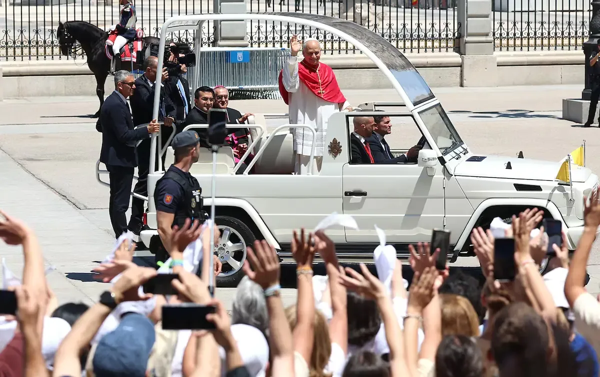 El Papa León XIV utiliza vehículos especiales para acercarse a los fieles en su recorrido por varias ciudades españolas.