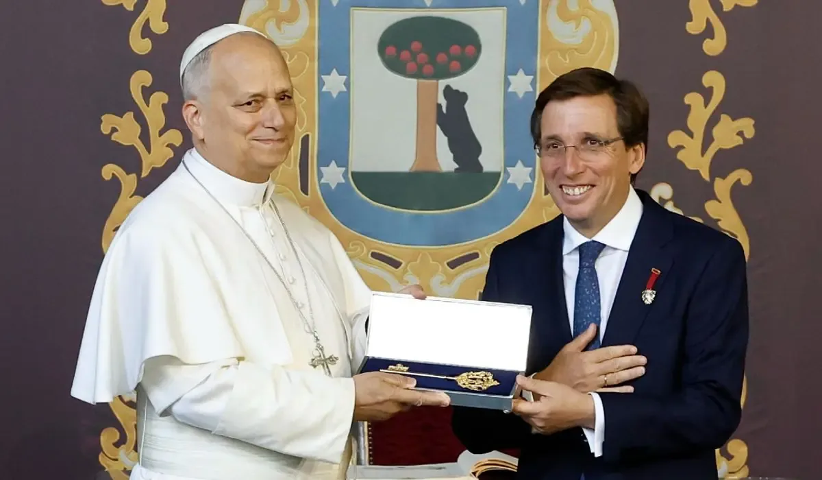 El Papa León XIV es honored con la Llave de Oro en reconocimiento a su liderazgo y visita a la ciudad.