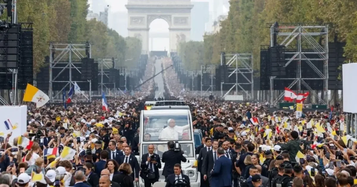 La misa en la plaza de la Concordia marca la primera visita de un papa a Francia en 18 años.