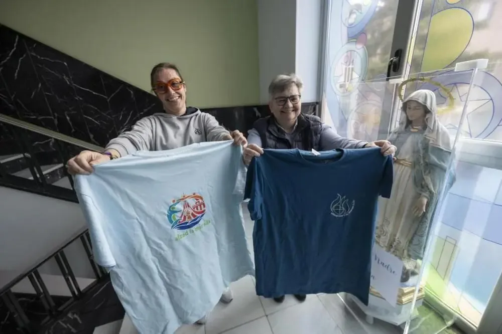 La llegada del Papa a España genera entusiasmo entre los feligreses, quienes organizan viajes hacia las celebraciones.
