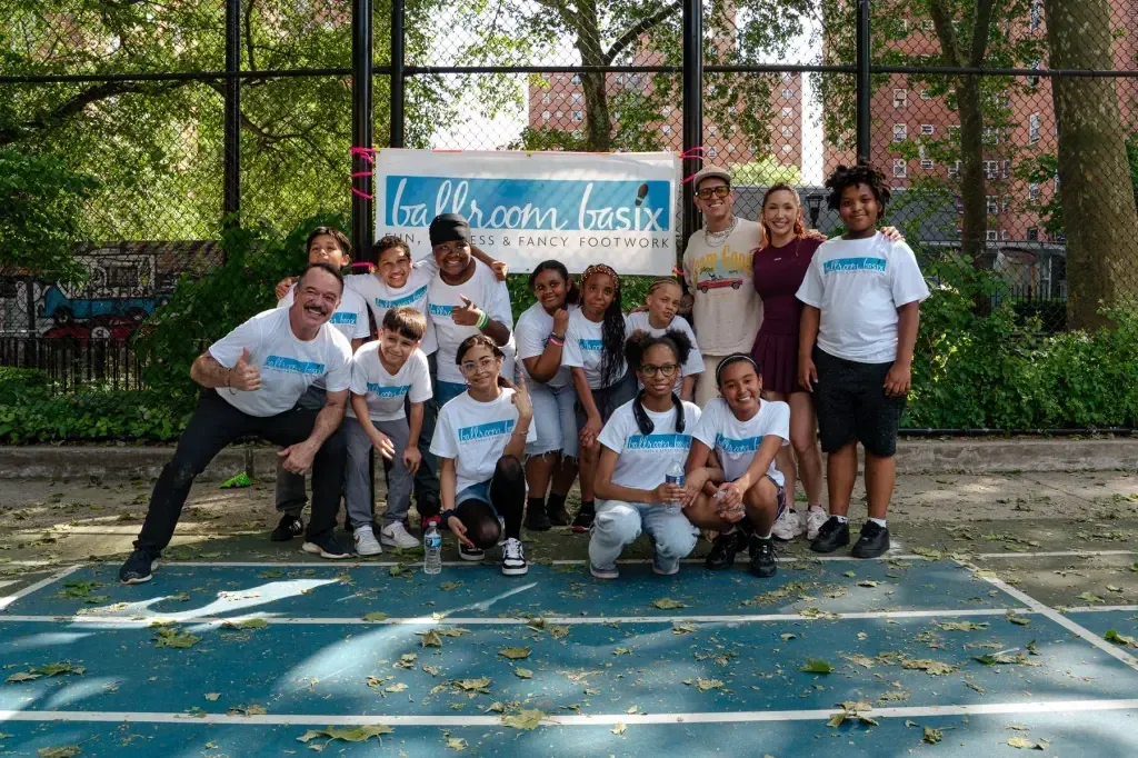El artista puertorriqueño celebra su cumpleaños enseñando salsa a estudiantes de East Harlem.