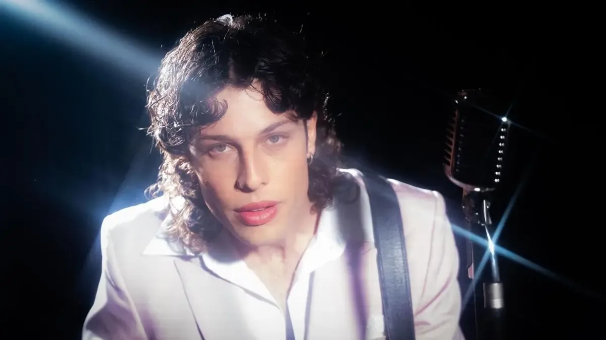El cantante presenta su segundo álbum, reflejo de una nueva etapa personal y artística, antes de su gira en México.
