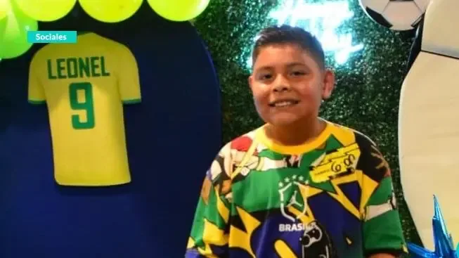 La fiesta del joven aficionado al fútbol reunió a familia y amigos, destacando la emoción del deporte.