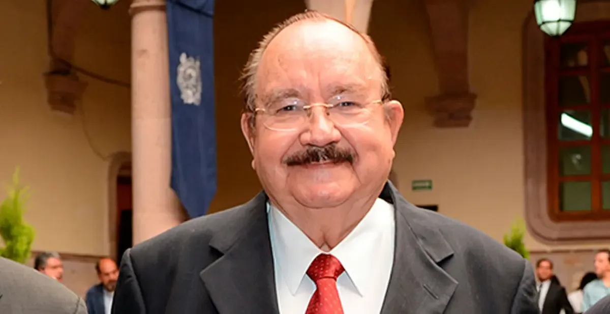 La distinción celebra su destacada trayectoria en la UMSNH y su labor en la comunidad.
