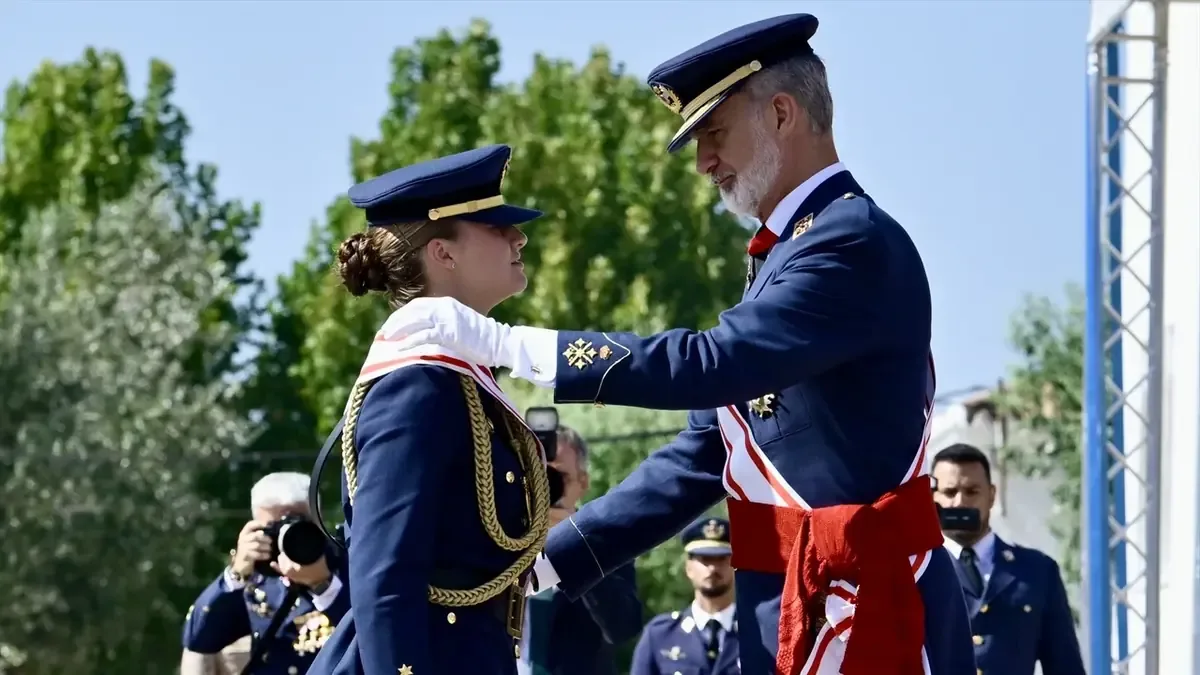 La Princesa culmina su formación militar con éxito y es condecorada por su desempeño.