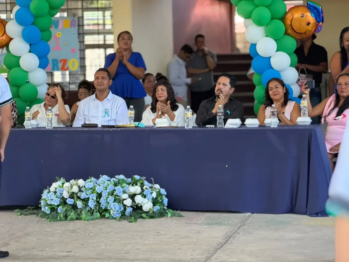 La presidenta municipal interina promueve el compromiso educativo en la graduación de alumnos en la primaria "Plan de Ayutla".