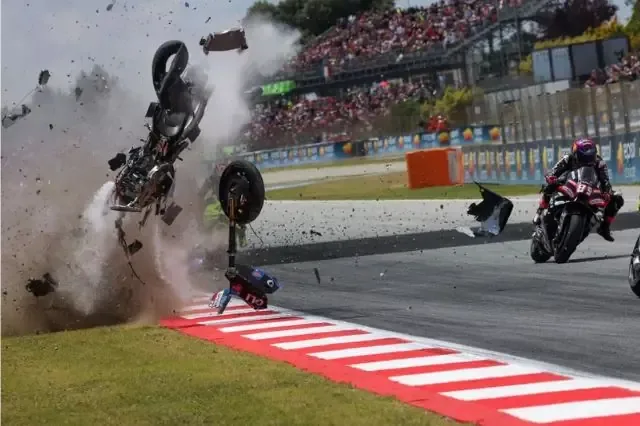 El piloto español sufrió lesiones tras un choque en plena carrera, generando preocupación en el mundo del motociclismo.