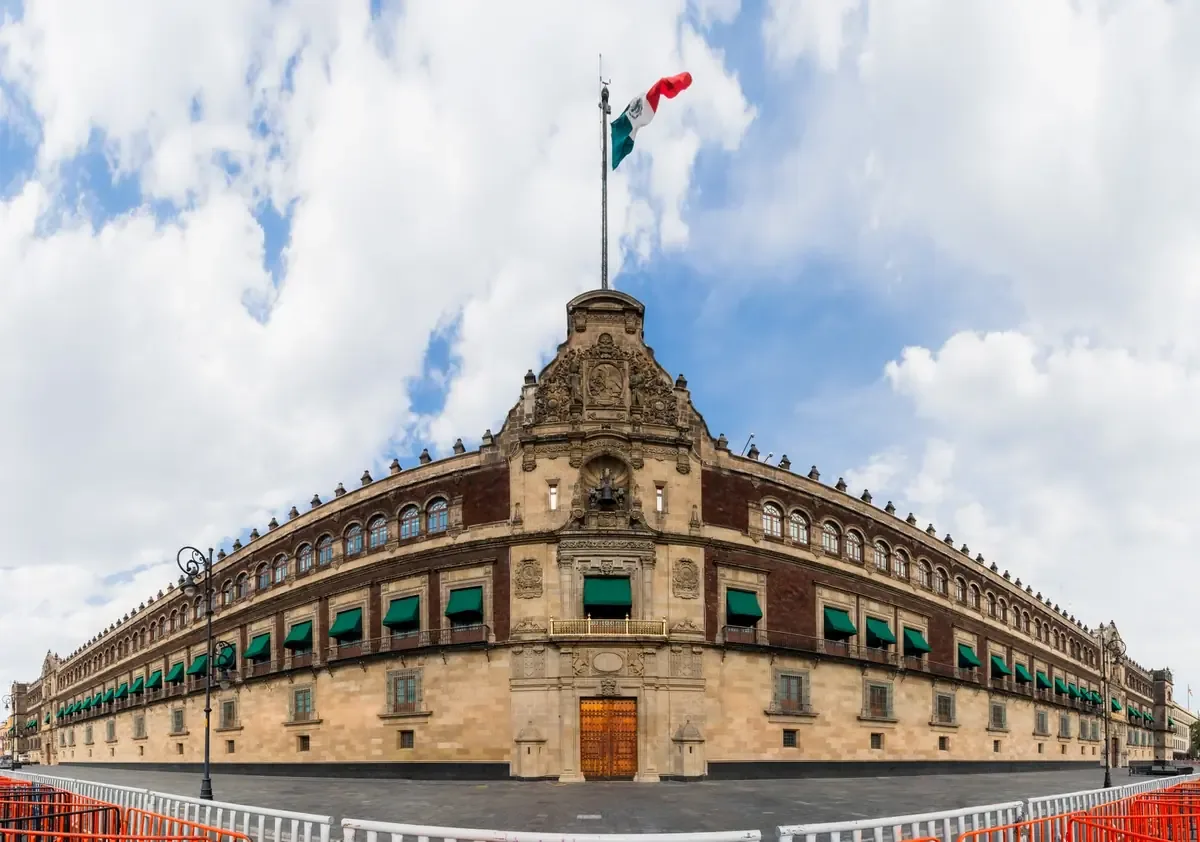 La reforma busca frenar aspiraciones políticas de quienes poseen nacionalidades extranjeras.