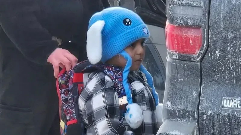 "Liam Conejo Ramos, de 5 años, junto a su padre antes de ser liberado."