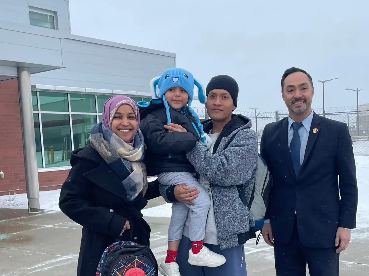 Liam Conejo regresa a Minneapolis tras su liberación del ICE.