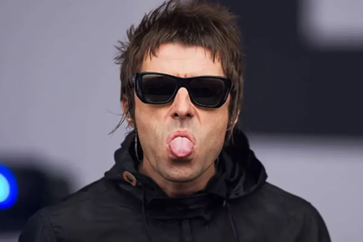 Tras la victoria de Inglaterra sobre México, el cantante cambia su tono y muestra deportividad.