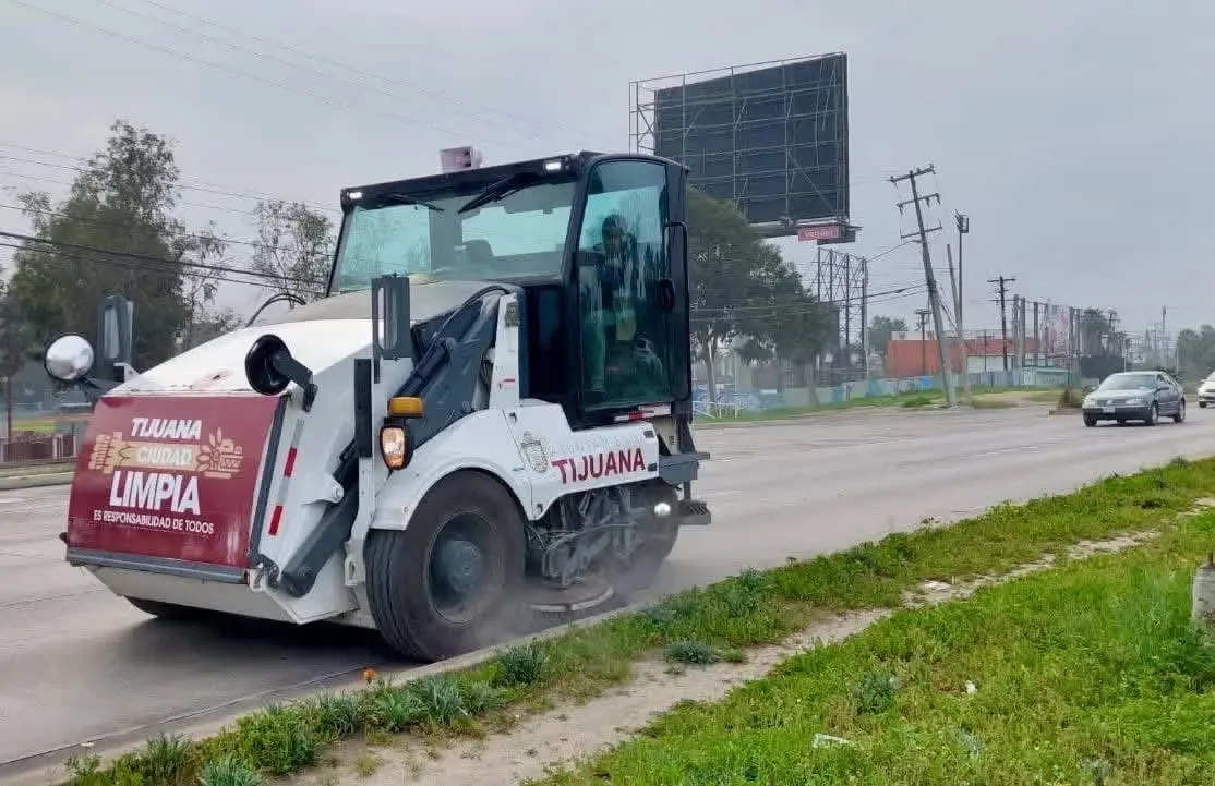 Limpieza del Bulevar Aeropuerto en Tijuana para mejorar la llegada de turistas.