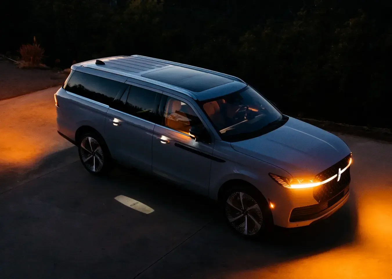 Lincoln Navigator ofrece un saludo visual innovador al conductor al acercarse.