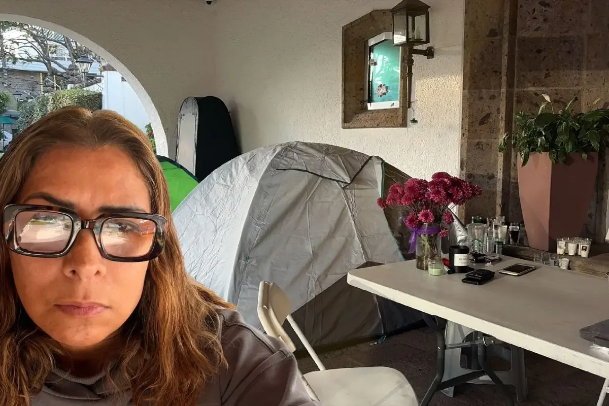 Lisi Celis González exige la restitución de su hijo frente a Casa Jalisco tras 19 días de huelga de hambre.