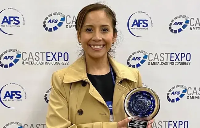 Lizeth Medina Alatorre, egresada del Tec Saltillo, destaca la calidad educativa en Coahuila y su compromiso con la comunidad estudiantil.