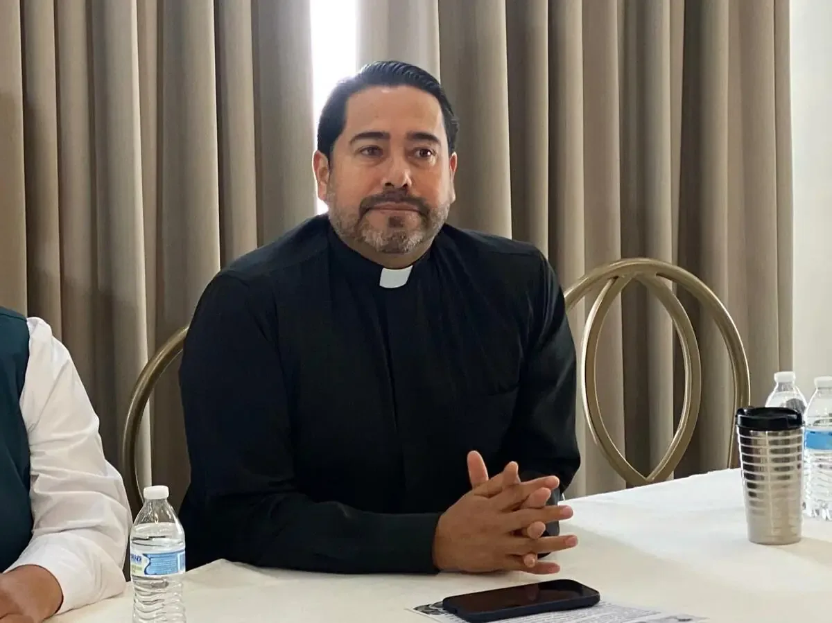El sacerdote Néstor Martínez urge a rescatar valores familiares ante la violencia de género.