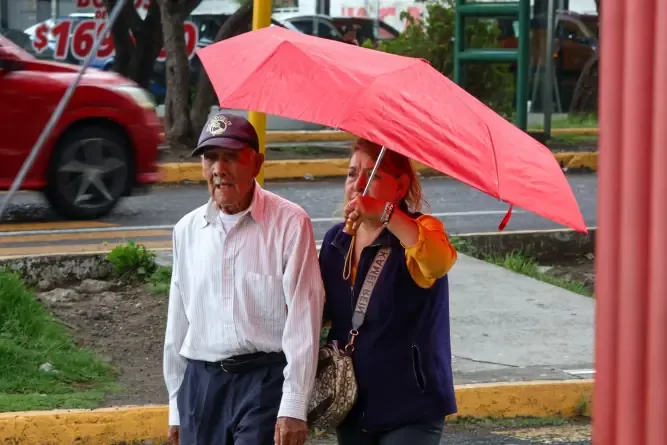 Las autoridades advierten sobre condiciones climáticas adversas y sugieren medidas de seguridad para la población.