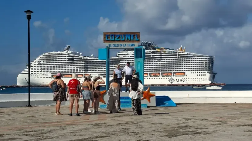 Llegada simultánea de ocho cruceros a Cozumel, un récord turístico.
