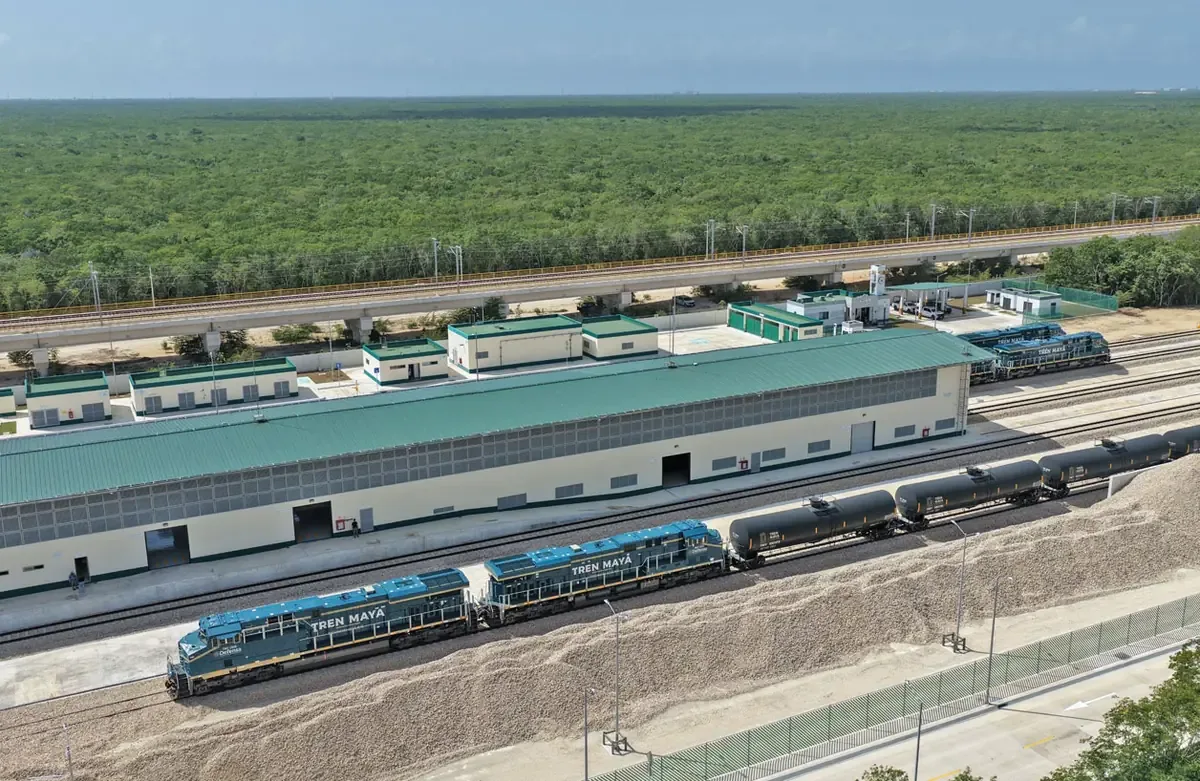 La llegada de las locomotoras del Tren Maya marca un avance significativo en este ambicioso proyecto ferroviario.