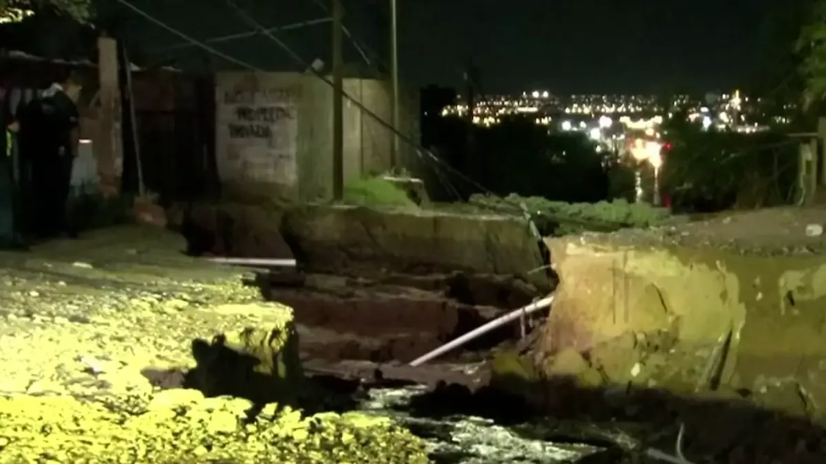 Las intensas precipitaciones provocaron daños graves en vialidades y evacuaciones en Ciudad Juárez.