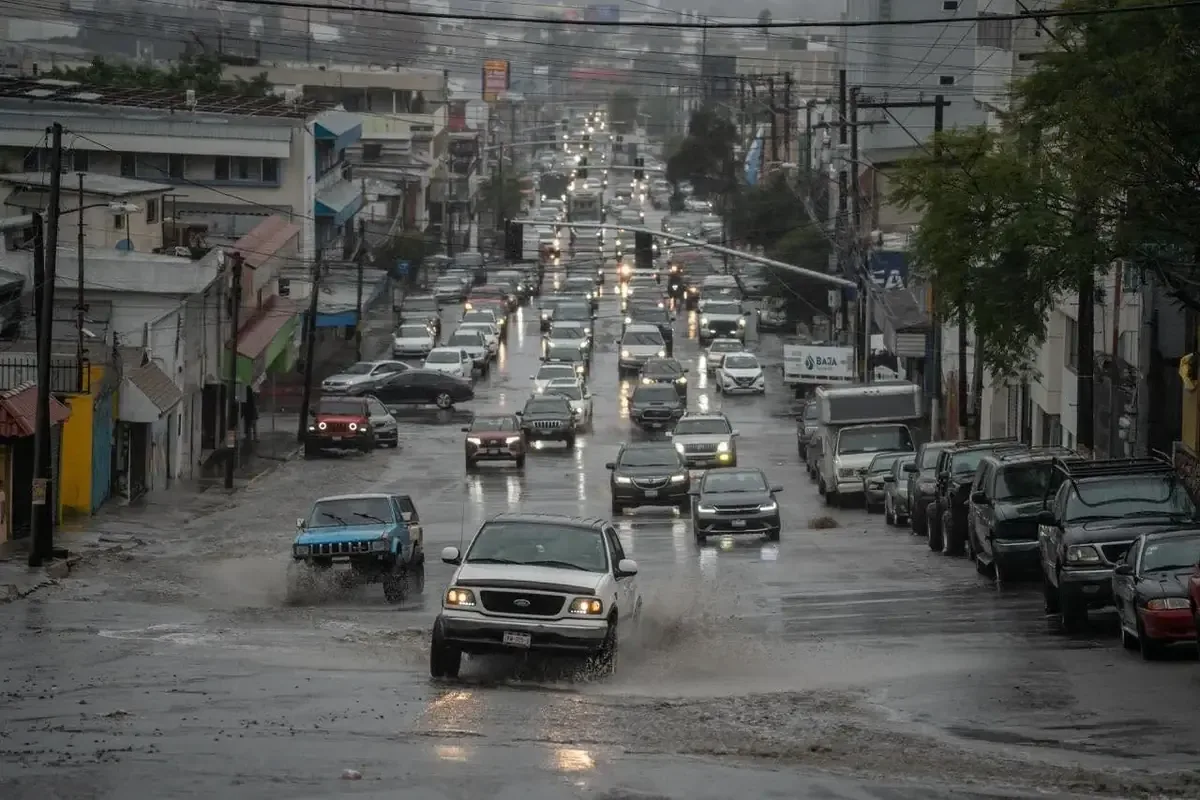 Protección Civil advierte sobre condiciones climáticas adversas en Baja California, instando a los ciudadanos a extremar precauciones.