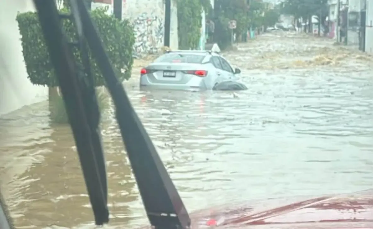 Las lluvias en Baja California Sur han arrastrado vehículos y cerrado playas por riesgos sanitarios.