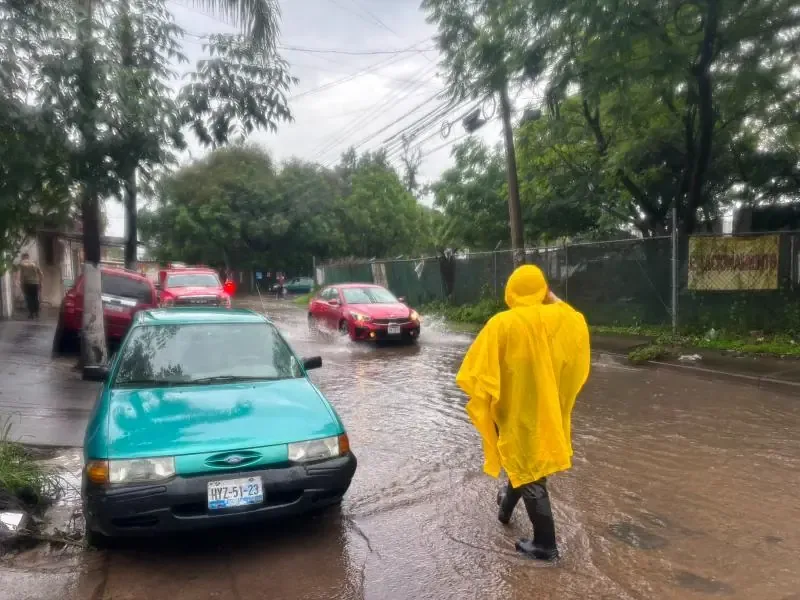 Encharcamientos afectan varias colonias de la Zona Metropolitana de Guadalajara tras la tormenta del 20 de junio.