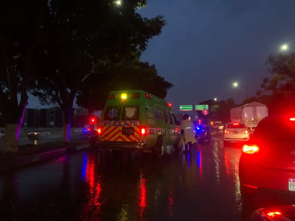 La intensa lluvia en Morelia generó inundaciones y afectó el tráfico en varias calles de la ciudad.