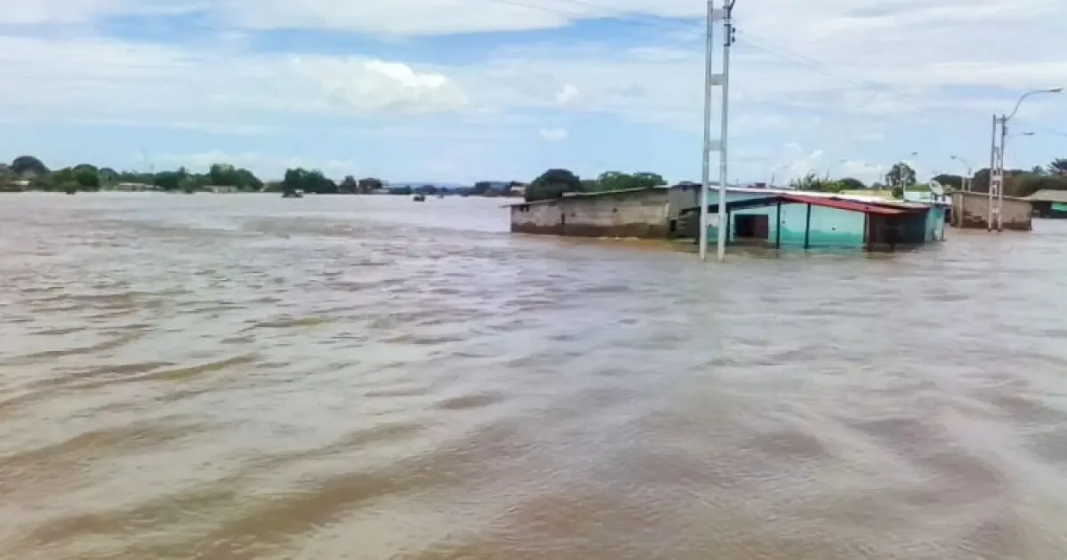 La tormenta desbordó arroyos y causó estragos en la infraestructura de Nogales.