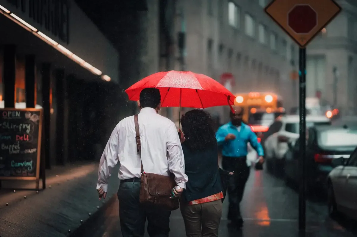 Las precipitaciones relacionadas con el Frente Frío 1 generaron caos en Monterrey, con vehículos varados y cortes de energía.