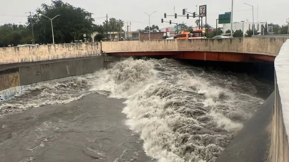 Las intensas precipitaciones dejan varios vehículos varados y viviendas afectadas en la región metropolitana.