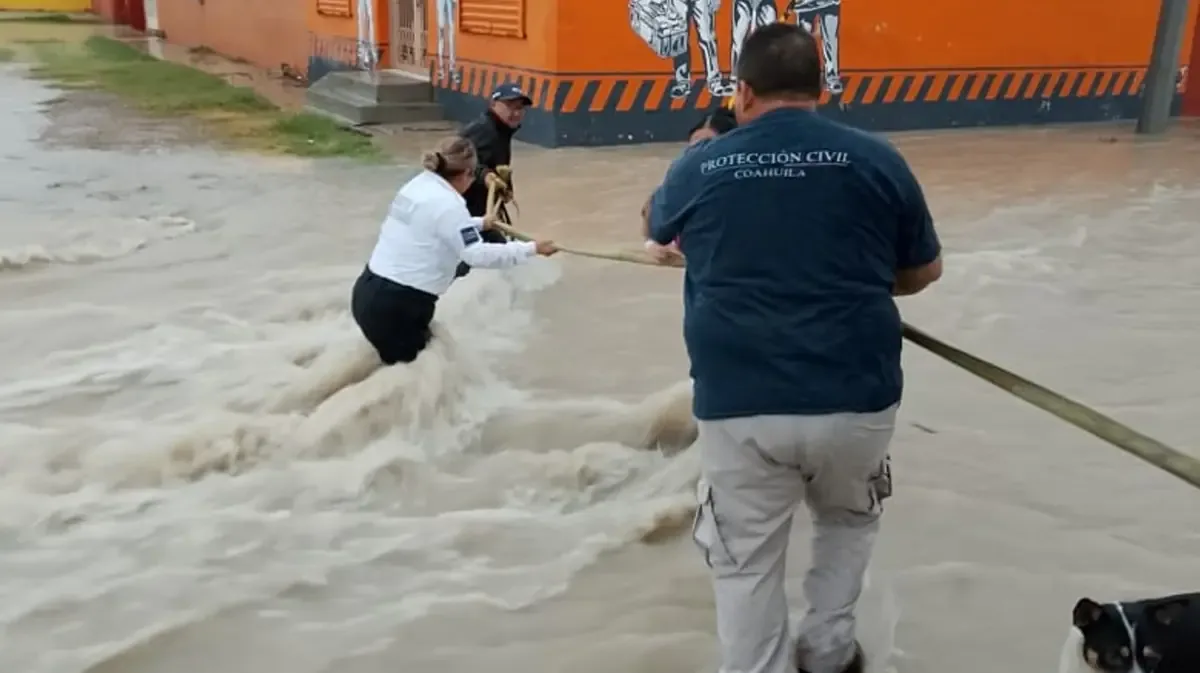 Las fuertes precipitaciones en la ciudad generaron inundaciones y afectaciones en varias colonias.