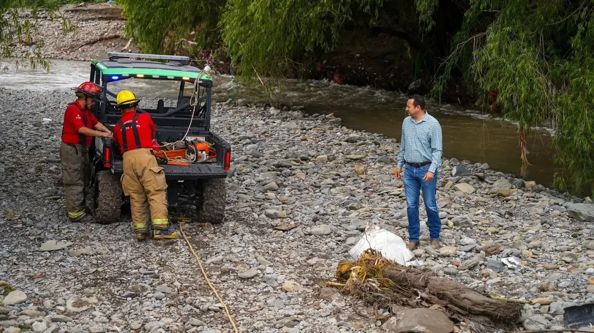 Las autoridades trabajan en el desazolve de drenajes para evitar inundaciones.