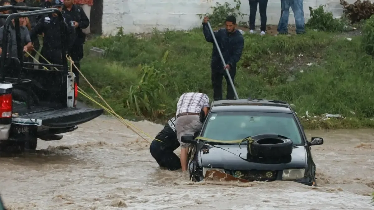 Intensas lluvias en Saltillo causan inundaciones y rescates de personas, aunque sin reportes de heridos.