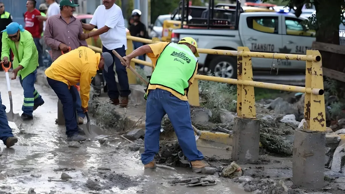 Las fuertes lluvias causan daños en hogares y comercios de Saltillo, Coahuila, con 12 viviendas afectadas.