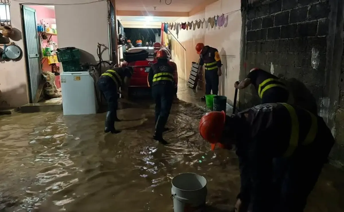 Las intensas precipitaciones afectan viviendas y vehículos en la capital veracruzana, llevando a la suspensión de clases en trece municipios.