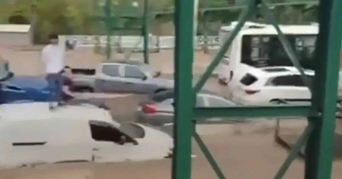 Las lluvias en Jalisco generan inundaciones severas, afectando la movilidad y dejando vehículos atrapados.